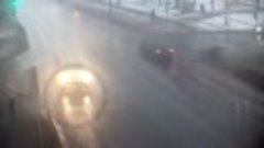 В Волгограде пешеход пытался перебежать дорогу и оказался в ...