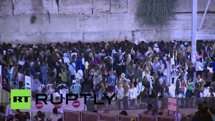 В Иерусалиме тысячи иудеев собрались на молитву у Стены плача в кану ...