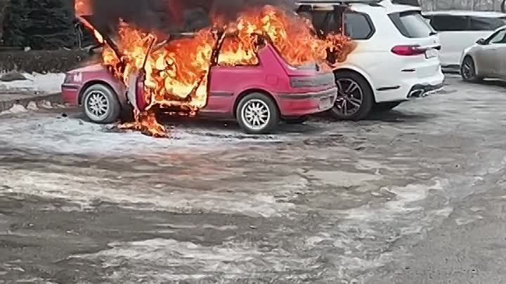 Загорелись две машины
