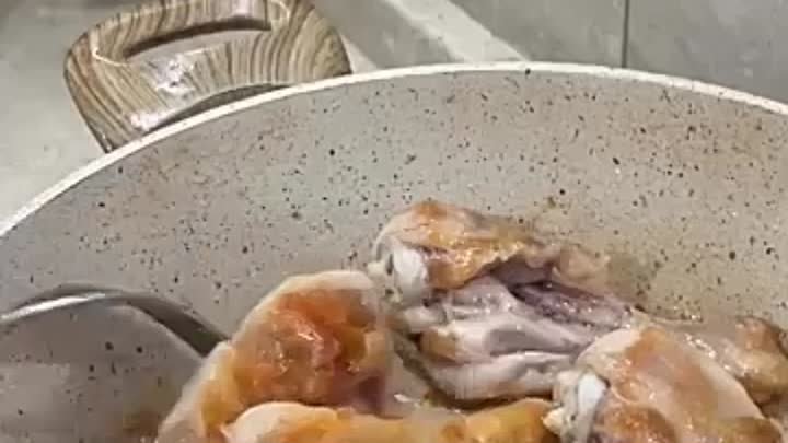Чкмерули из курицы по - грузински, в сливочном чесночном соусе.