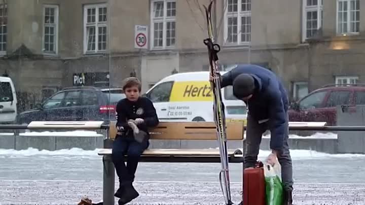 Социальный эксперимент — реакция норвежцев на замерзающего мальчика