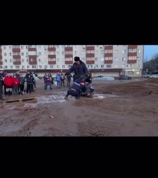 Дети застряли в трясине из грязи посреди центральной площади Солнечногорска.