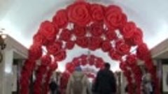 На станции метро «Курская» женщинам вручали тюльпаны.