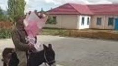 Рыцарь прискакал на осле с цветами на день рождение супруги!...