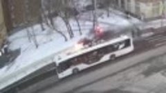 В Красноярске загорелся троллейбус с пассажирами