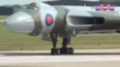 VIGGEN, VULCAN &amp; TUNNAN ARRIVE AT WADDINGTON AIRSHOW 2013 (a...