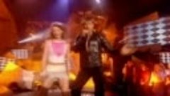 Кайли Миноуг и американский певец Рики Мартином спели «&#39;Livi...