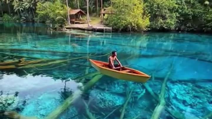 Завораживающее озеро Пайсу-Пок в Индонезии расположено на острове ар ...