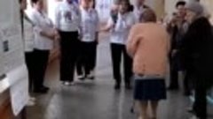 95-летнюю избирательницу поздравили на участке в Кочубеевско...