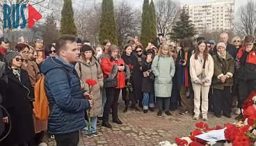     Парень  спел песню на могиле Алексея  Навального  в сороковину .