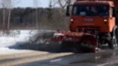 Кировские дороги расчищают от снега.