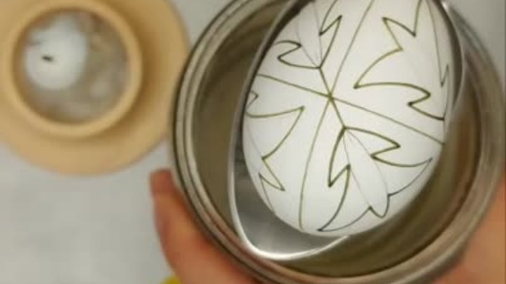 Завораживающий процесс росписи пасхальных яиц