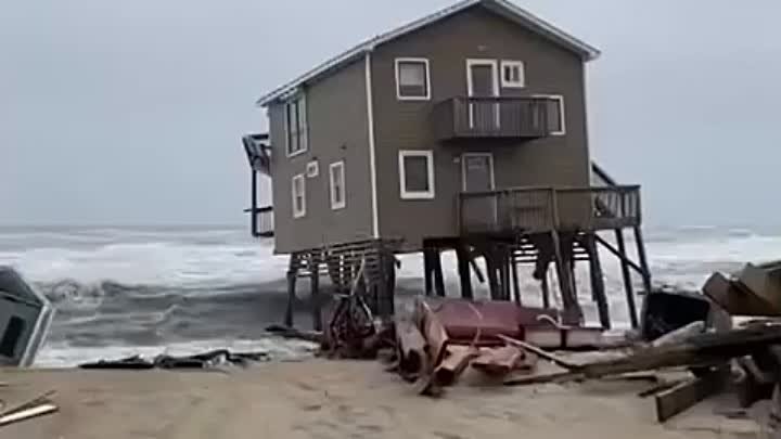 В Сочи дом унесло в Черное море