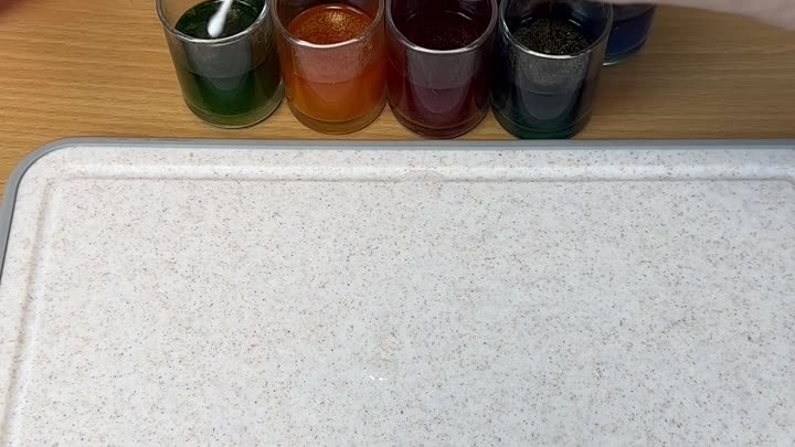 Как сделать разноцветные яйца на Пасху 