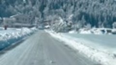 Сказочно красивая заснеженная дорога на горнолыжный курорт Ц...
