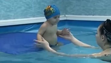 Армен 3 года 💪🏽 Тренер Валерия Сафронова😍  Первое занятие пловца  ...