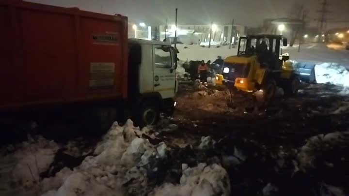 В Челябинской области мусоровозы застревают в нечищенных дворах