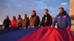 На мемориале Саур-Могила развернули 200-метровый флаг ДНР