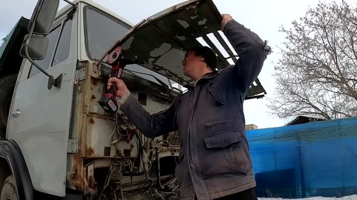 Распилил КАМАЗ аккумуляторной болгаркой