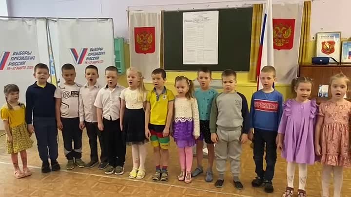 Малыши исполняют Государственный гимн России