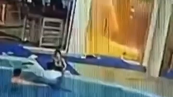 Уборщица спа-центра спасла тонувшего в бассейне ребенка 