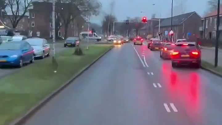 Так в Нидерландах водители уступают дорогу машинам скорой помощи