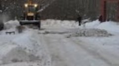 Коммунальщики убирают снег на Жулябина 27