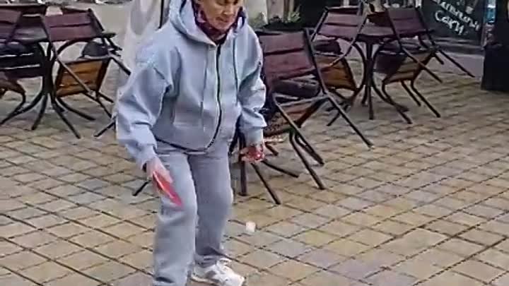 85 лет Зинаида Михайловна учится играть в настольный теннис