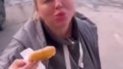 Анна Семенович балует себя пончиками