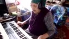 Поёт бабушка. Ей всего за 90 лет. Это нечто неповторимое