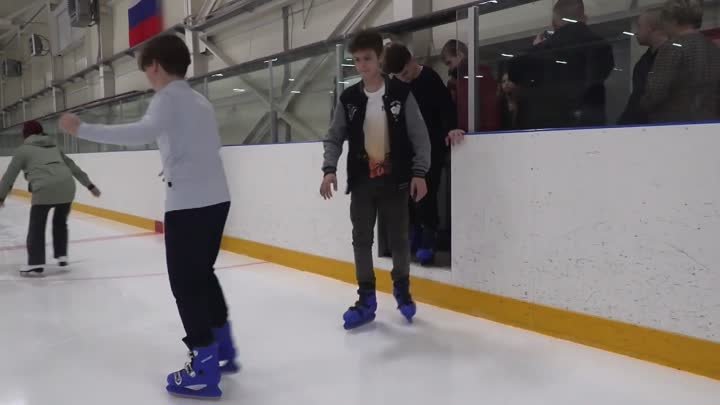 Полицейские провели для школьников мастер-класс по катанию на коньках