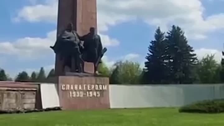 В Черновцах демонтировали "Памятник неизвестному солдату".