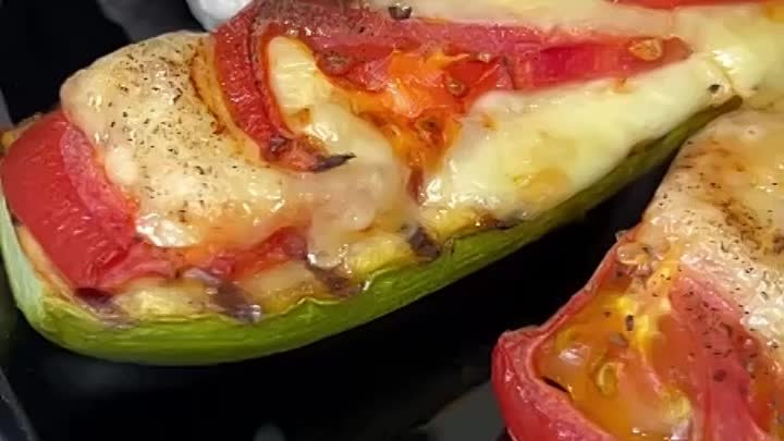 Сочные куриные котлеты с кабачком томатом, сыром и вкуснейшим соусом 