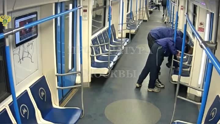 Два вандала разрисовали вагон метро в Москве