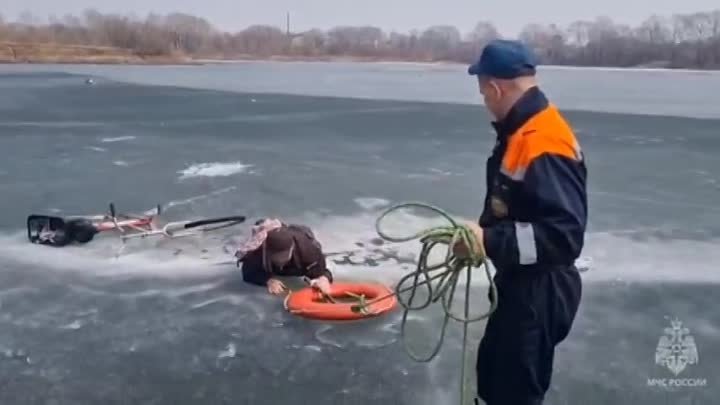 Провалившегося рыбака достали с водоёма спасатели в Биробиджане