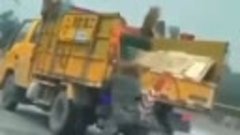 В Китае грузовик уехал от водителя на шоссе