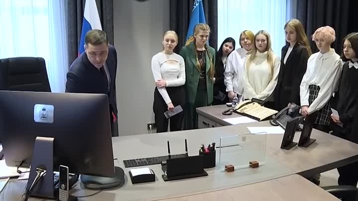 Губернатор Михаил Ведерников показал школьникам свой кабинет