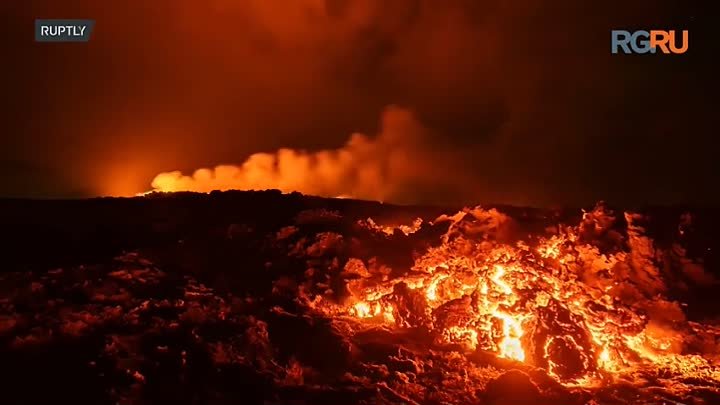 Северное сияние и извержение вулкана окрасили небо над Исландией