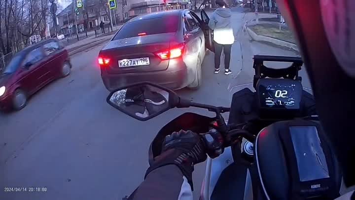 Мотоцикл едва не врезался в открытую дверь авто