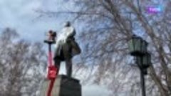 Памятник Ленину помыли