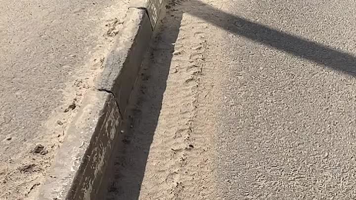 В Озёрах на улице Стачечной ремонтируют тротуар
