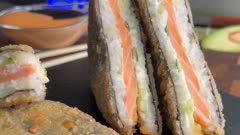 Суши сэндвичи- это не только вкусно, но и очень легко в приготовлении.
