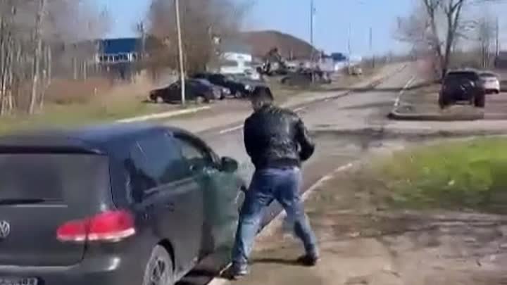 Мигрант разбил машину петербурженки