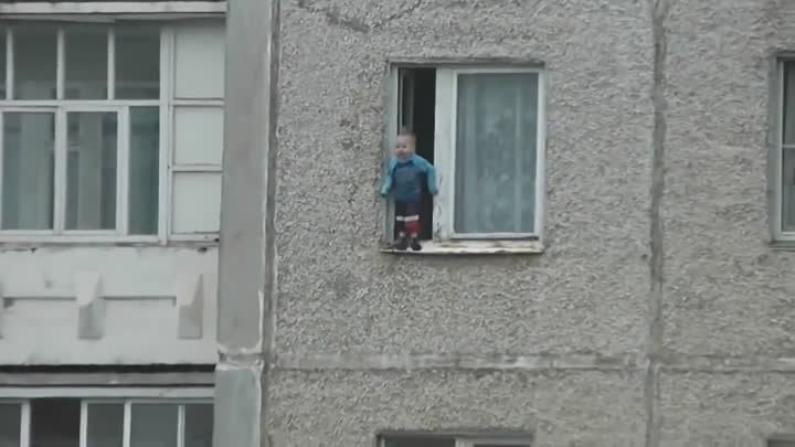 Ребенок на 8 этаже едва не выпал из окна.