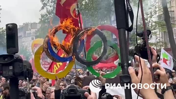«Олимпийские кольца» сожгли на первомайской демонстрации в Париже