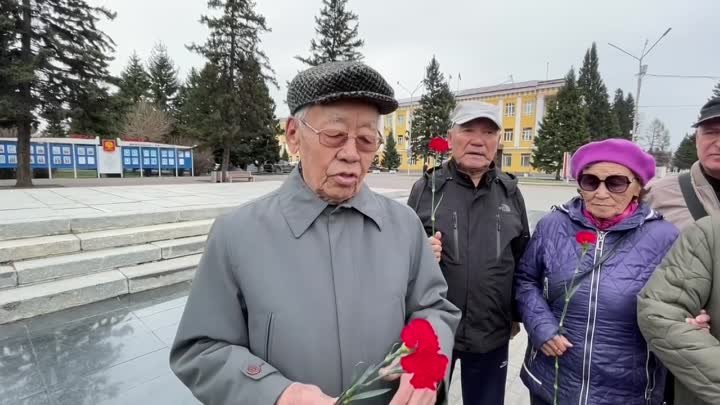 цветы к памятнику основателя советского государства - Владимиру ЛЕНИНУ