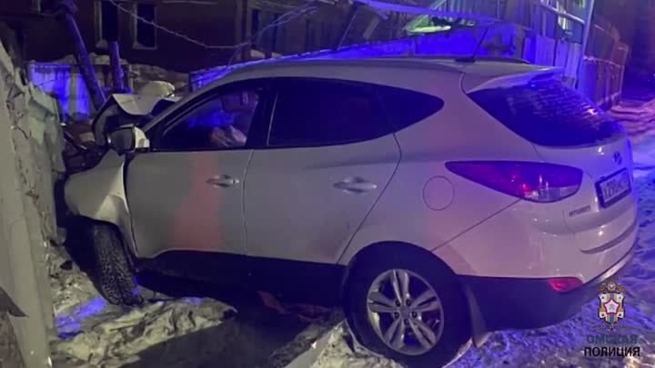 В Омске пьяный водитель пытался скрыться от ДПС и врезался в бетонны ...