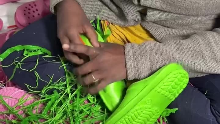 Как делают детскую резиновую обувь
