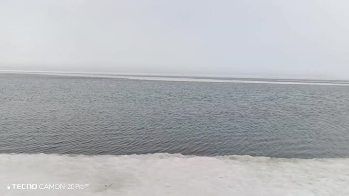 Несколько рыбаков отправились в дрейф вместе со льдом на озере Измен ...