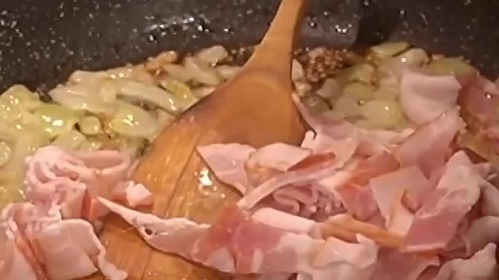 Куриные бедрышки с беконом в сливочно-горчичном соусе